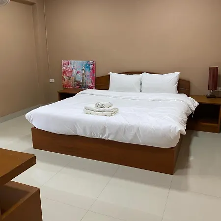 Hug Me Guesthouse Pattaya Exterior photo