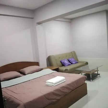 Hug Me Guesthouse Pattaya Exterior photo